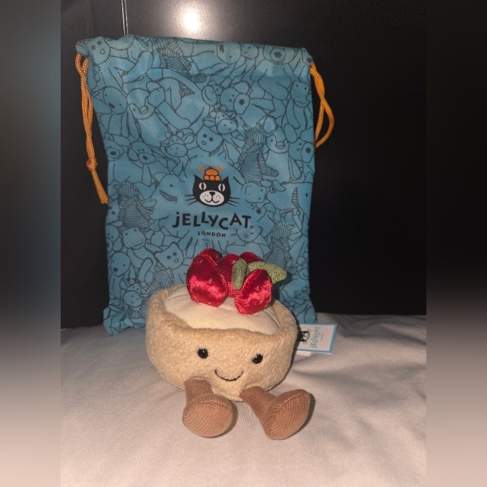AUTHENTIC‼️Jellycat Fleurette tarte aux fraises PLUSH